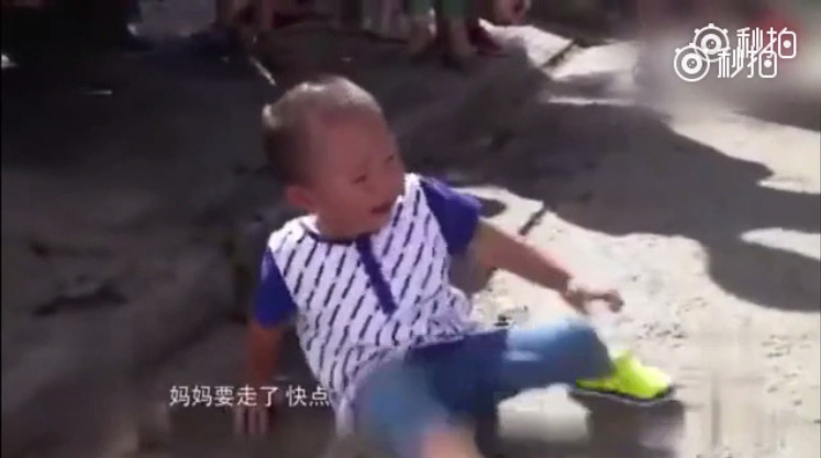 ▲▼育兒師用「淘氣毯」治小孩哭鬧　網友笑：我媽用淘氣厚速共。（圖／翻攝自秒拍）