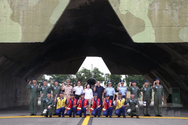 蔡總統肯定443聯隊勇敢守護臺灣空域　勉國軍守國護土捍衛自由民主