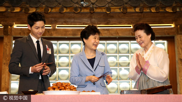 ▲▼宋仲基為韓國旅遊大使，陪同前南韓總統朴槿惠出席飲食文化館活動。（圖／CFP）