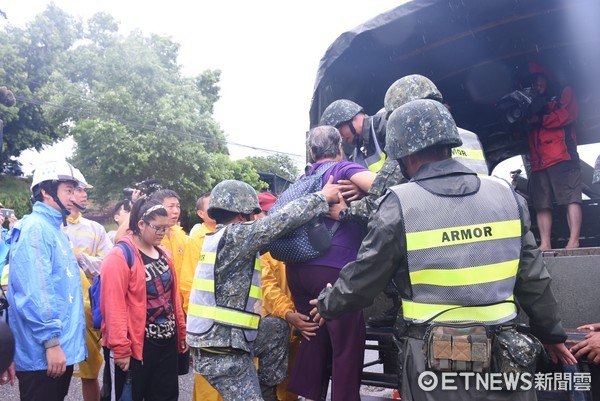 花蓮市公所今天在軍、警及民防人員協助下，執行預防性撤離任務，市長魏嘉賢赴現場了解執行情形。（圖／花蓮市公所提供）