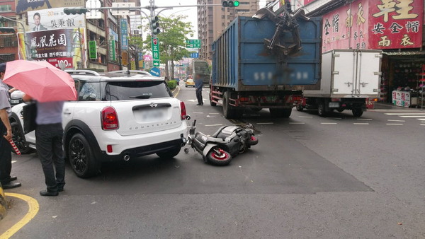 ▲女騎士擦撞轎車後，遭右方貨車車輪輾壓拖行。（圖／翻攝自LINE群組）