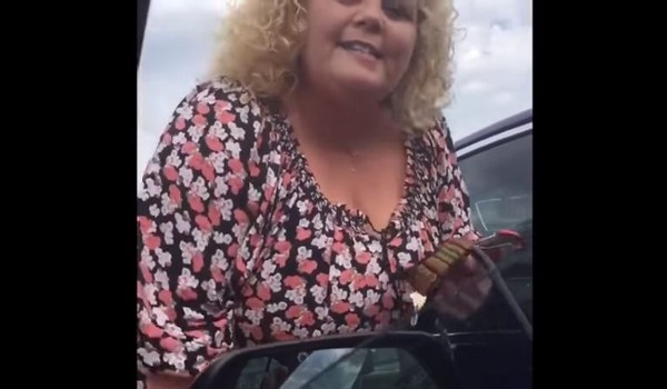 ▲▼ 亨斯利恐嚇3名穆斯林女子。（圖／翻攝自Youtube／AFROLEAKS）