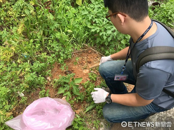 ▲幼貓遭分屍丟棄至陽台。（圖／記者陳豐德翻攝）