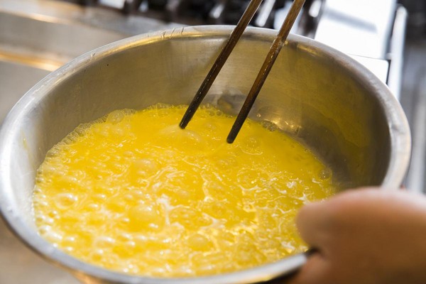 蛋液倒入鍋中仔細拌勻。