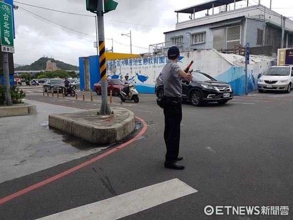 ▲永和警方加派警力，將在4點前疏散河堤停車場逾千輛汽車。（圖／記者林煒傑翻攝）