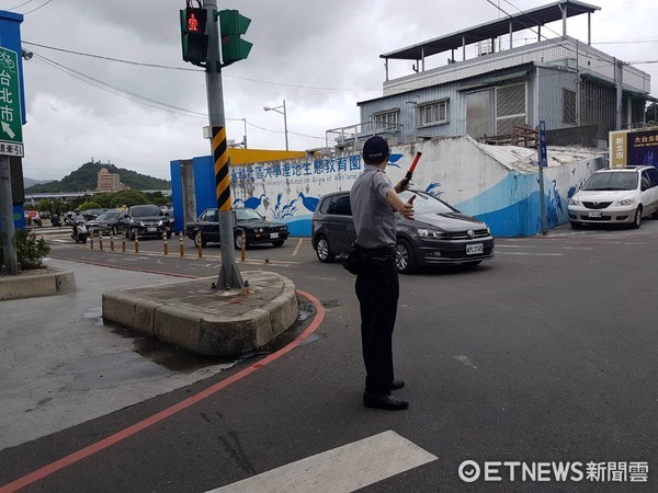 ▲永和警方加派警力，將在4點前疏散河堤停車場逾千輛汽車。（圖／記者林煒傑翻攝）