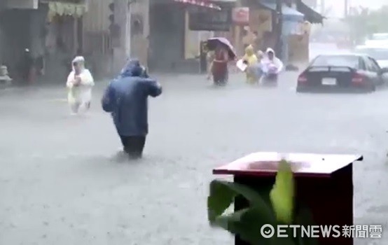 ▲尼莎颱風影響下，屏東林邊在狂風暴雨下已開始淹水。（圖／Huevos dai授權提供，請勿隨意取用，以免侵權）
