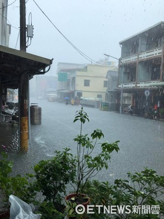 ▲尼莎颱風影響下，屏東林邊在狂風暴雨下已開始淹水。（圖／Huevos dai授權提供，請勿隨意取用，以免侵權）