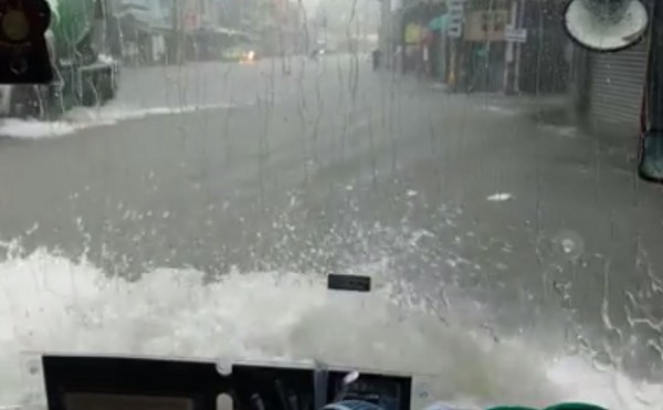 網友拍下屏東林邊大雨。（圖／翻攝自「爆料公社」）