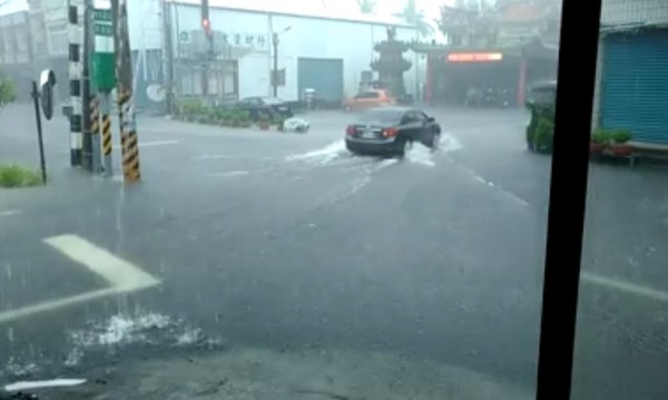 網友拍下屏東林邊大雨。（圖／翻攝自「爆料公社」）