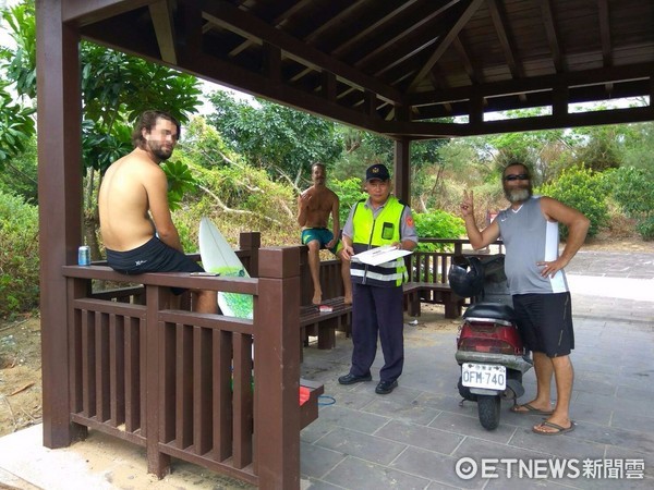 ▲有外國遊客趁颱風前往海邊衝浪，遭警方開勸導單並強制撤離。（圖／記者林煒傑翻攝）