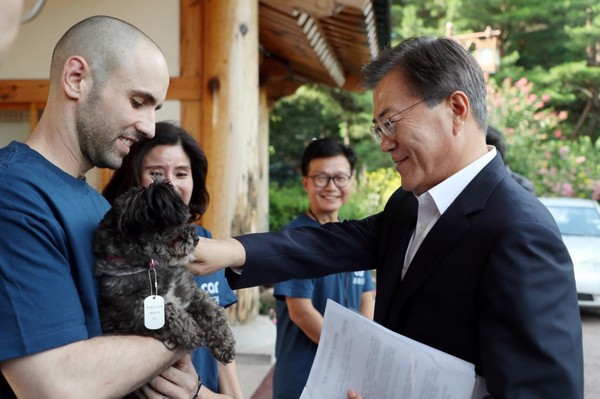 ▲▼南韓總統文在寅將黑色米克斯小公狗「托里」帶回青瓦台。（圖／翻攝自青瓦台推特）