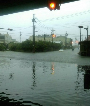 ▲台鐵佳冬站「水淹過軌面」暫時不通。（圖／台鐵提供）