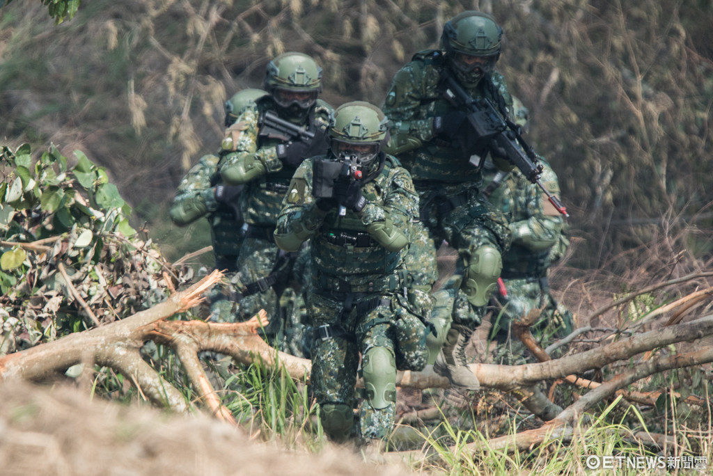 ▲國軍106年春節加強戰備媒體參訪,陸軍第十軍團機步234旅,特戰小組著陸（圖／記者季相儒攝）