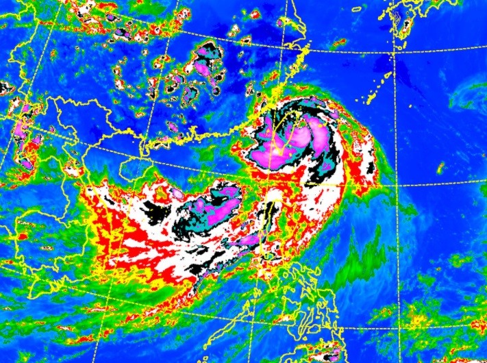 ▲尼莎颱風、海棠颱風夾擊台灣。（圖／中央氣象局）