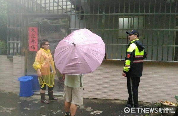 ▲新店警方緊急協助撤離轄內居民。（圖／記者林煒傑翻攝） 