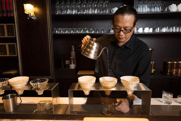 董鼎禾以前是電子業老闆，為了咖啡農民，一頭栽進咖啡世界。