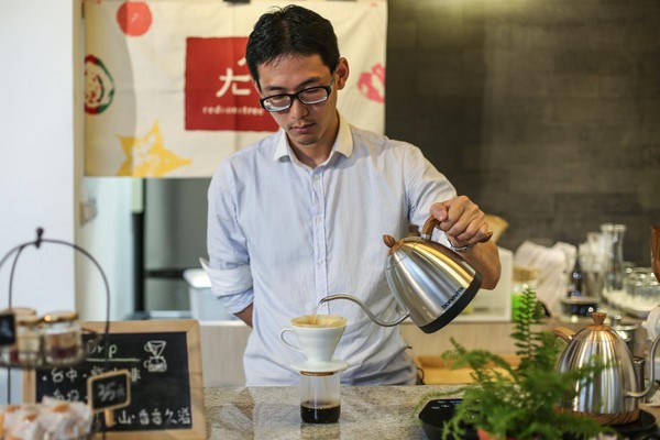 在欉紅主廚楊豐旭負責製作在欉紅所有甜點，鑽研咖啡的他也常以台灣咖啡入甜點。