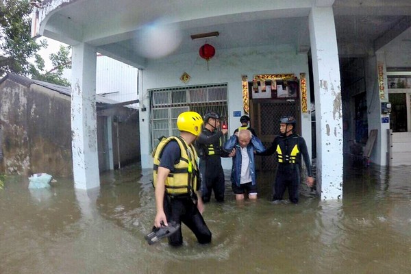 ▲▼ 海軍水下作業大隊助屏東佳冬民眾撤離。（圖／海軍司令部提供）