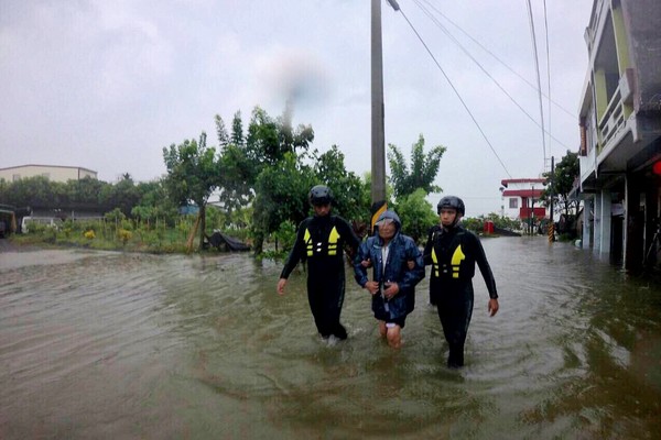 ▲▼ 海軍水下作業大隊助屏東佳冬民眾撤離。（圖／海軍司令部提供）