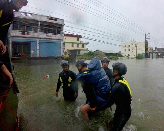 ▲▼ 海軍水下作業大隊助屏東佳冬民眾撤離。（圖／海軍司令部提供）