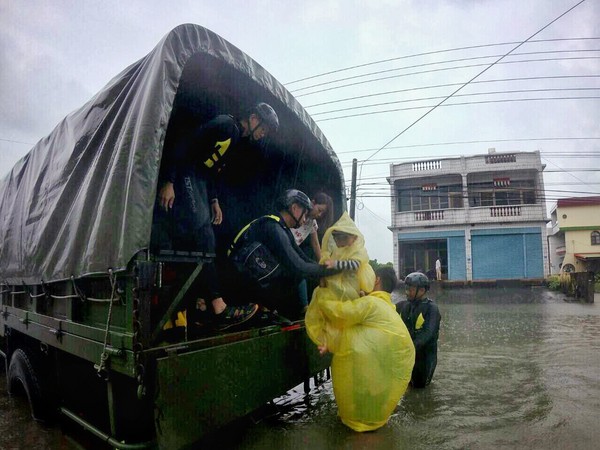 ▲▼ 海軍水下作業大隊助屏東佳冬民眾撤離。（圖／海軍司令部提供）