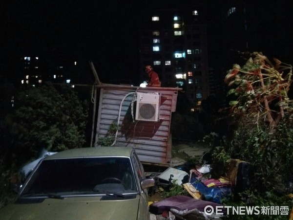 ▲中颱尼莎強大風雨，造成新北市淡水有貨櫃屋180度被吹翻，幸好屋內無人。（圖／記者陳豐德翻攝）