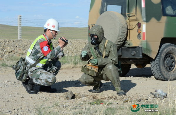 ▲▼內蒙古朱日和訓練基地使用「雷射類比對抗訓練控制系統」，使實兵演習貼近實戰。圖為演習調理員全程跟隨紅軍戰場機動，並用攝像機記錄官兵作業情況。（圖／翻攝自中國軍網）