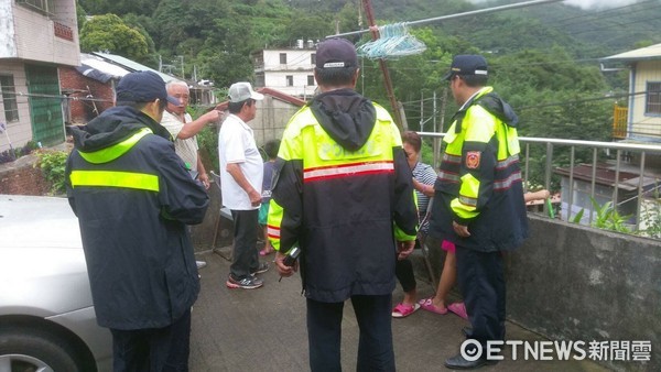 風雨中奔波的背影　新竹警勸離百人下山、夜晚清除倒塌路樹。（圖／記者謝侑霖翻攝）