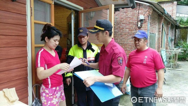 風雨中奔波的背影　新竹警勸離百人下山、夜晚清除倒塌路樹。（圖／記者謝侑霖翻攝）