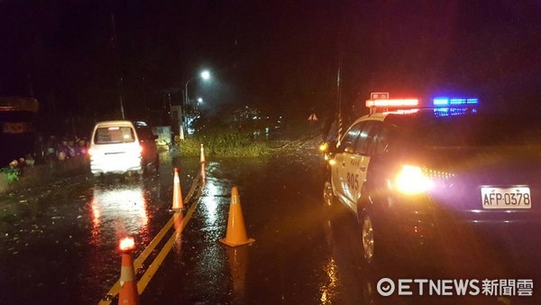 風雨中奔波的背影　新竹警勸離百人下山、夜晚清除倒塌路樹。（圖／記者謝侑霖翻攝）