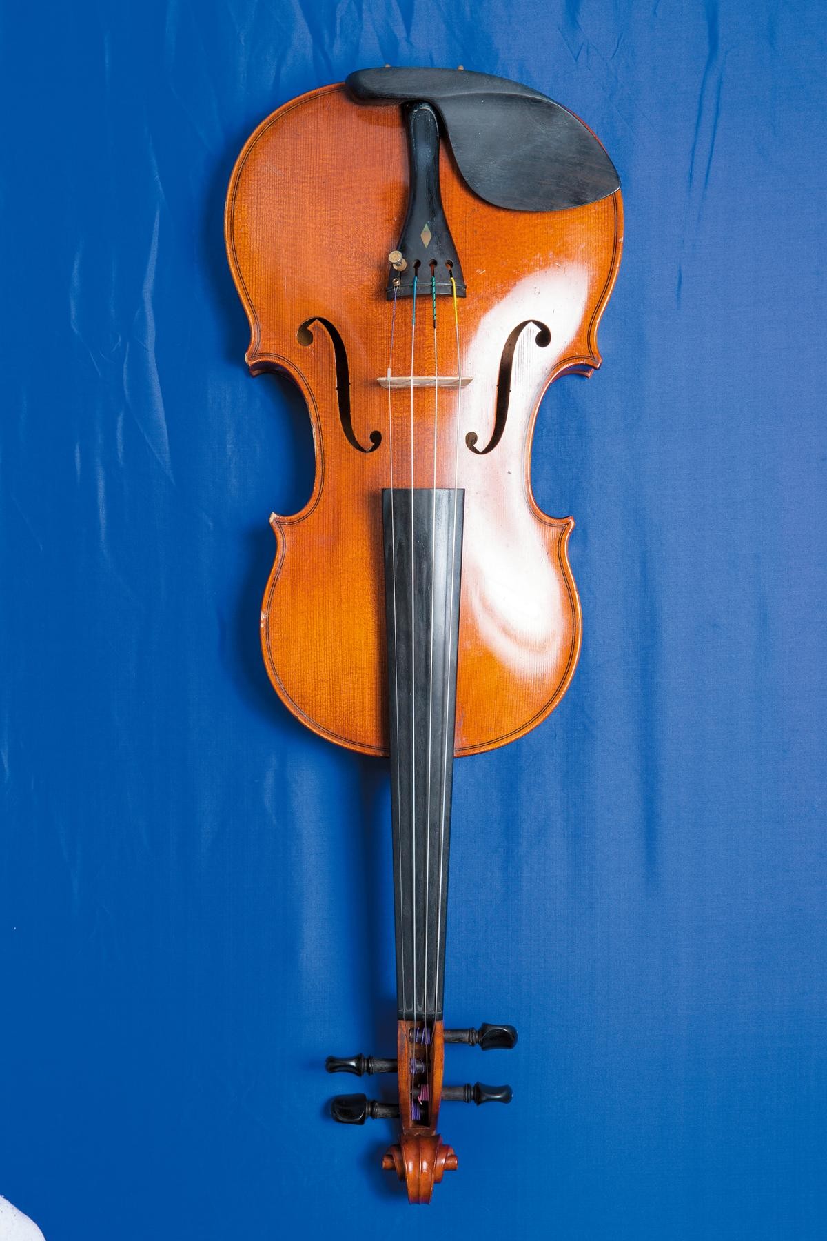 演唱會使用的古典提琴，約NT$300,000。