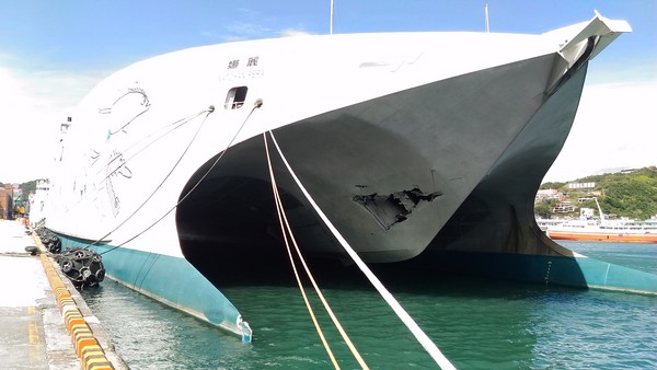 ▲麗娜輪不敵尼莎颱風14級強風，斷纜擦撞軍艦，船身受損。（圖／航港局提供）