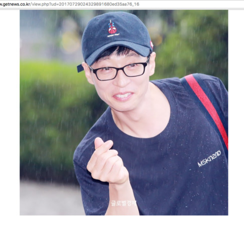 ▲▼劉在錫「淋著暴雨」讓記者方便拍照（圖／翻攝自首爾經濟、getnews）