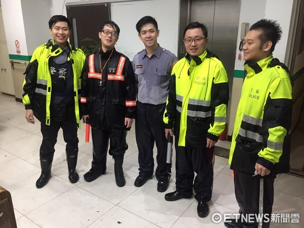 ▲員警不畏中颱風雨疏導車流。（圖／記者陳豐德翻攝）