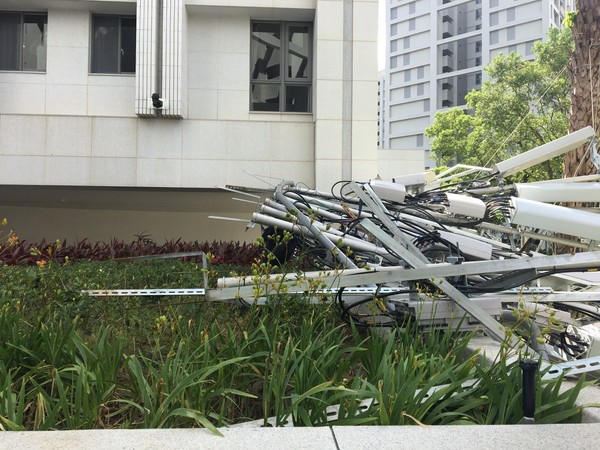 ▲尼莎颱風後世大運選手村的中華電信基地台受損。            。（圖／世大運籌委會提供)