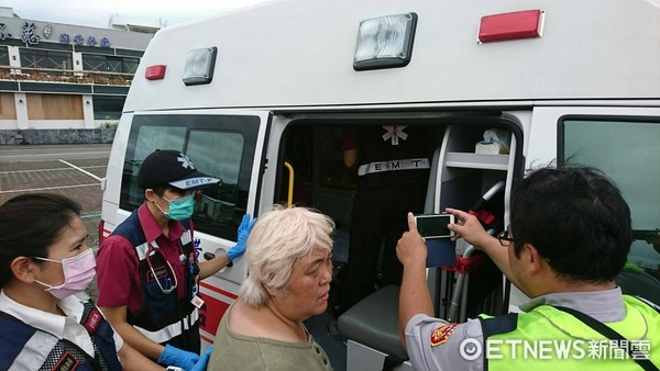 向海獨行想輕生女子，經第一三岸巡總隊同仁執勤時發現，上前將女子勸離交由母親帶回。(圖／第一三岸巡總隊提供）