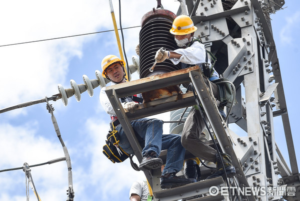 ▲▼台電工程人員執行避雷器更換作業,颱風災後搶修。（圖／記者李毓康攝）