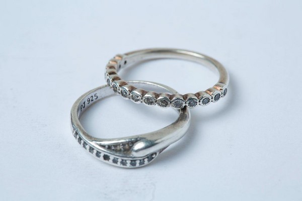 銀質戒指與水鑽裝飾戒指，購於東區小店，各約NT$2,000。
