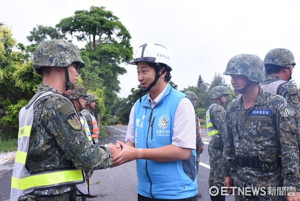 花蓮市公所向花防部申請一百名兵力支援清理市容，市長魏嘉賢到現場向國軍弟兄表示感謝。（圖／花蓮市公所提供）