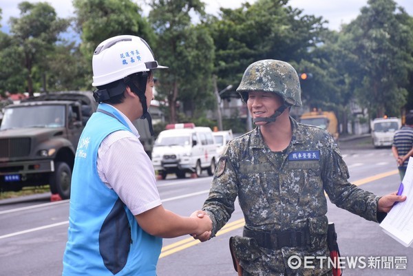 花蓮市公所向花防部申請一百名兵力支援清理市容，市長魏嘉賢到現場向國軍弟兄表示感謝。（圖／花蓮市公所提供）