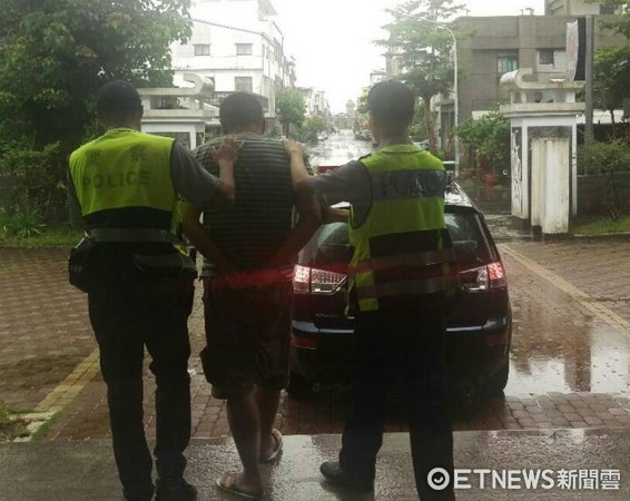 毒品通緝犯在尼莎颱風夜，遭台東關山派出所警員攔車查獲。（圖／台東縣警察局提供）