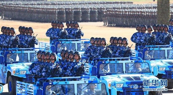 ▲▼由平均年齡約20歲女兵所組成的海軍陸戰隊「兩棲霸王花」，在解放軍建軍90周年閱兵典禮亮相。（圖／翻攝自新華社）