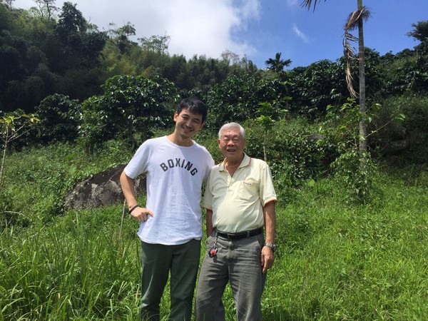 伊藤篤臣（左）到阿里山拜會台灣精品咖啡先驅、「熱帶舞曲莊園」的老闆李高明。（伊藤篤臣提供）