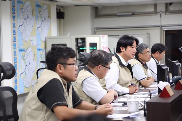 ▲▼台南市長賴清德宣布正常上班上課，彈性上班被罵翻。（圖／賴清德臉書、中央氣象局）