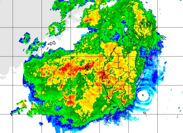 ▲對流旺盛，西南部雨勢強烈。（圖／中央氣象局）