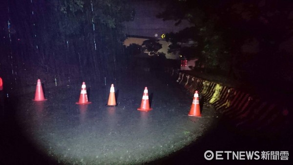 ▲台南市部分地區道路積水嚴重。（圖／記者林悅翻攝）