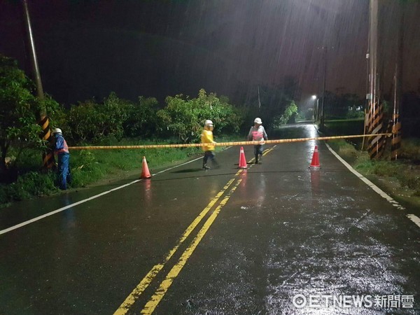 ▲基於人車安全，警方與相關單位人員漏夜封閉道路。（圖／記者林悅翻攝）