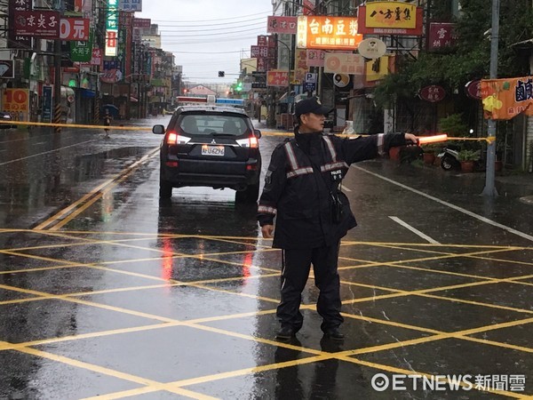 ▲台南市警三分局封鎖積水路段冒雨管制交通。（圖／記者林悅翻攝）