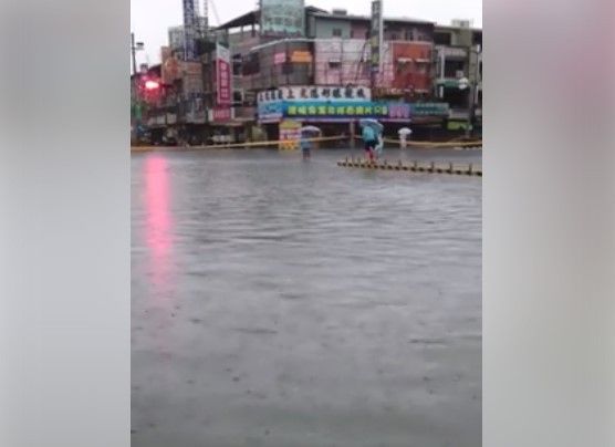 ▲台南市多處地區淹水，仁德交流道路口前也是「一片汪洋」。（圖／翻攝臉書爆料公社）
